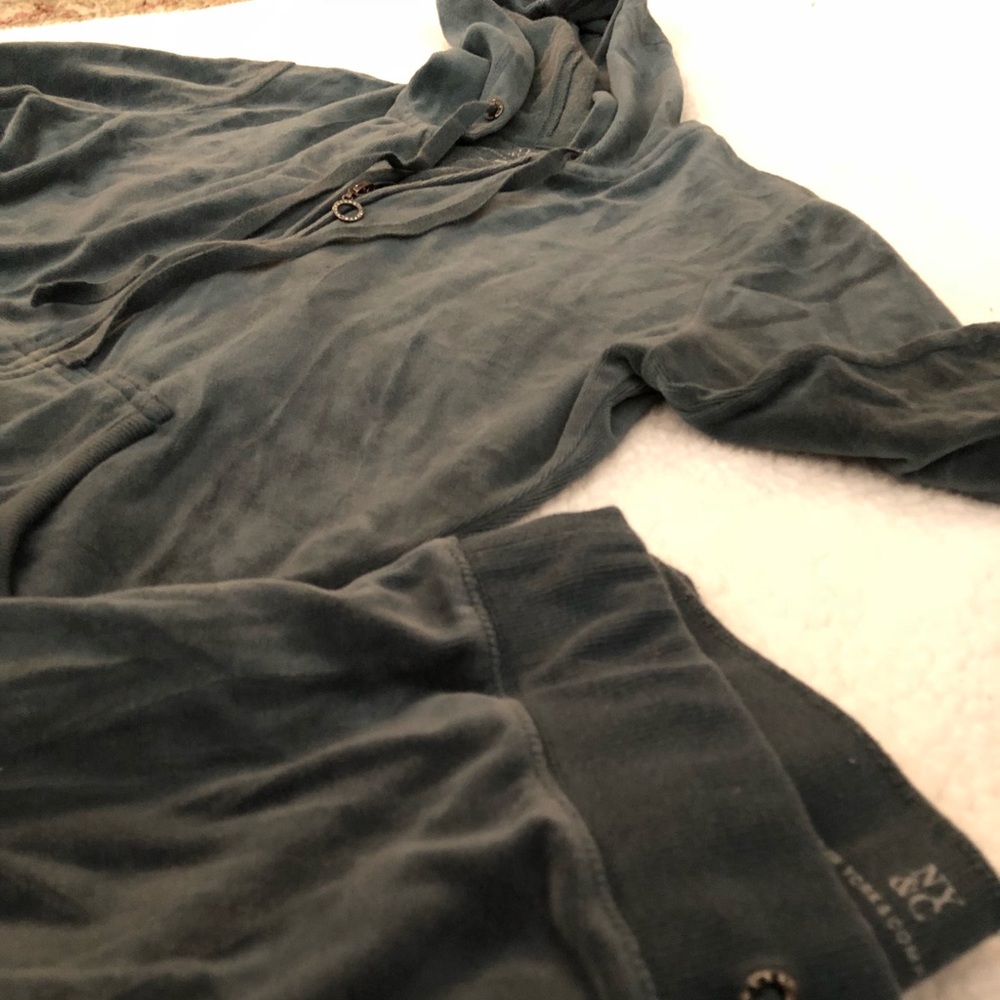 New York & Co lounge suit